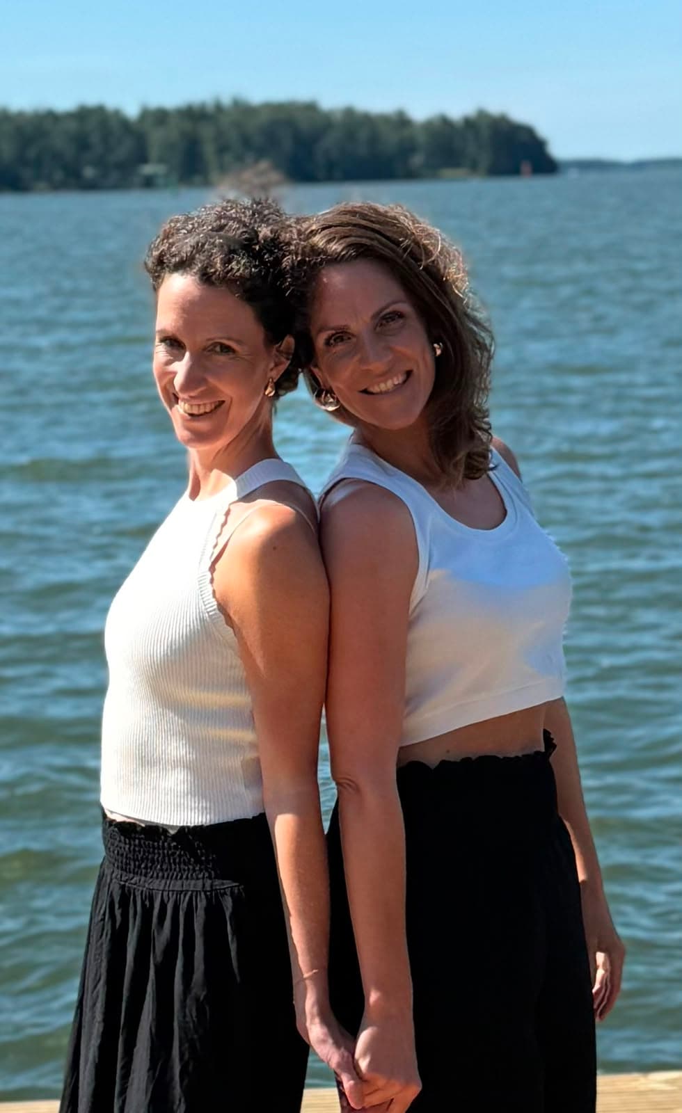 Pernilla und Petra Rücken an Rücken am Wasser